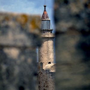 Tour visible par la fente séparant deux créneaux - France  - collection de photos clin d'oeil, catégorie rues